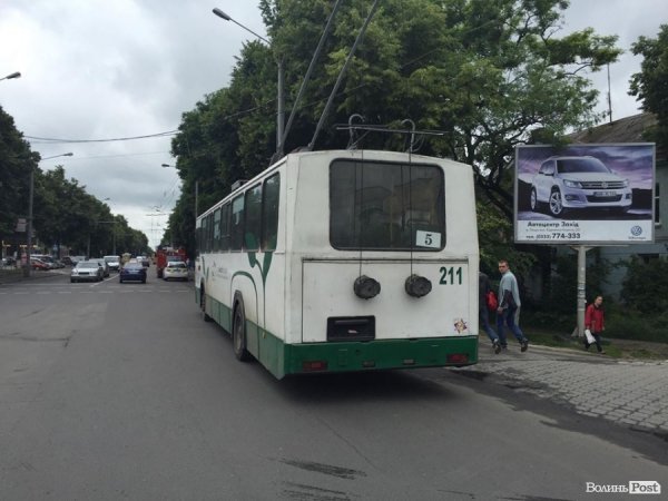 У Луцьку зупинився транспорт через палаючий світлофор. ФОТО