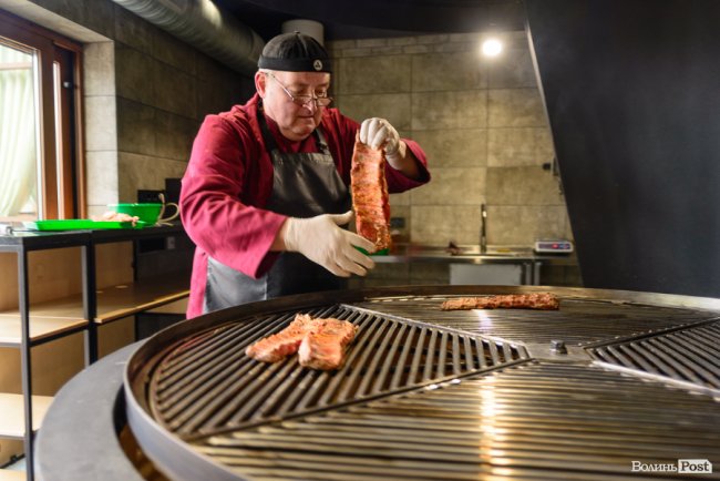 У Луцьку запрацювала перша реберня, де готують просто на вогні. ФОТО*