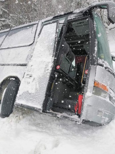 У Карпатах автобус з туристами злетів у кювет. ФОТО