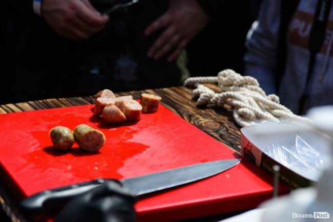 Ковбаски, яких в Україні ще не їли: у Луцьку презентували унікальний продукт Фамільної майстерні «Забіяка&Забіяка»*