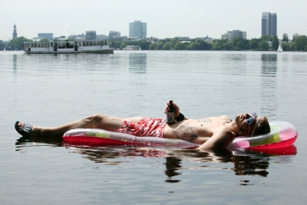 Хлопець лежить на надувному матраці (Гамбург, Німеччина)