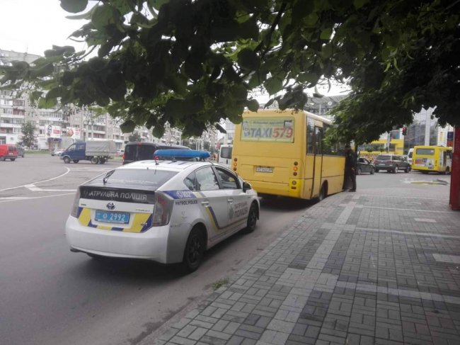У Луцьку біля «Променя» маршрутка зіткнулася з легковиком. ФОТО
