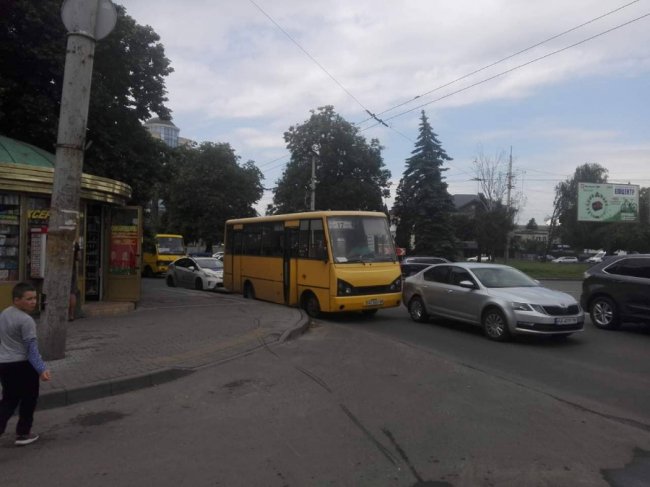У Луцьку біля «Променя» маршрутка зіткнулася з легковиком. ФОТО