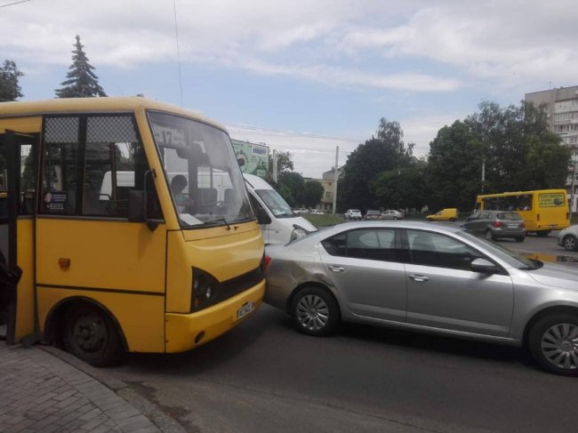 У Луцьку біля «Променя» маршрутка зіткнулася з легковиком. ФОТО