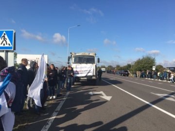 На трасі Луцьк-Львів аграрії вийшли на мирну акцію через земельну реформу. ФОТО