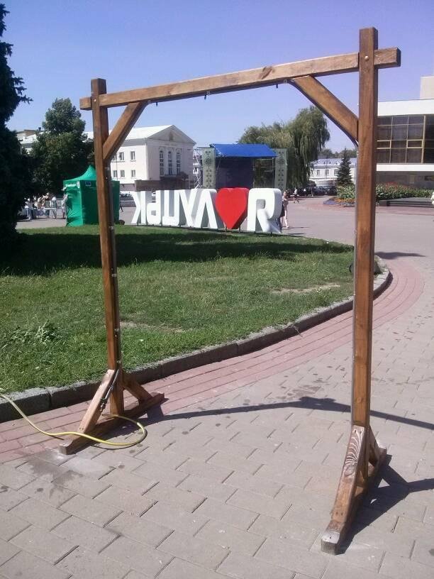 У Луцьку встановлюють вуличні душі. ФОТО