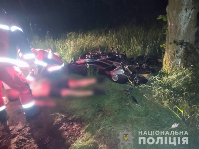 В'їхав у дерево: на Волині у ДТП загинув 24-річний мотоцикліст. ФОТО