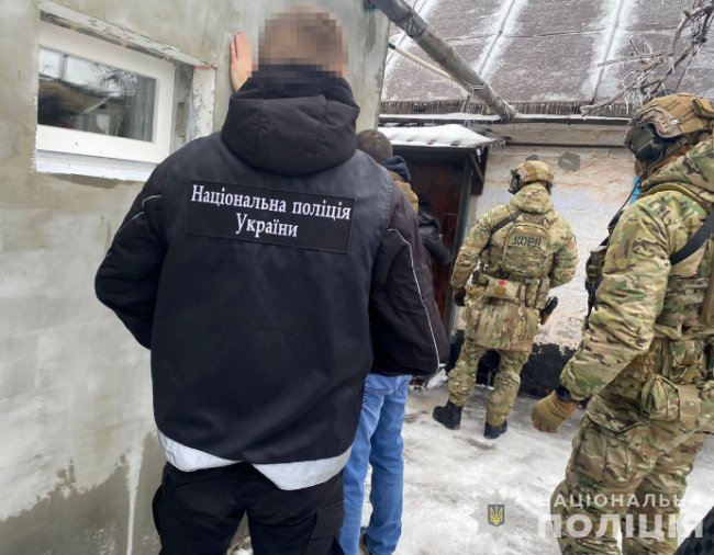 Волинські оперативники затримали торговця зброєю. ФОТО