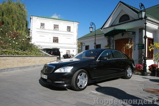 Московський священик у Києві силою відібрав мобільник у журналістки. ФОТО