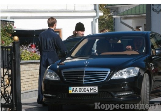 Московський священик у Києві силою відібрав мобільник у журналістки. ФОТО