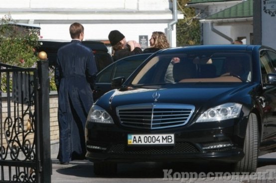 Московський священик у Києві силою відібрав мобільник у журналістки. ФОТО