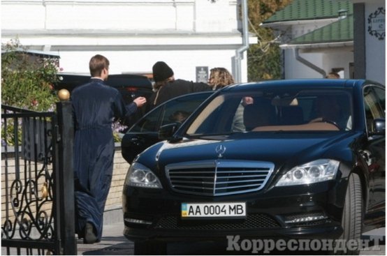 Московський священик у Києві силою відібрав мобільник у журналістки. ФОТО