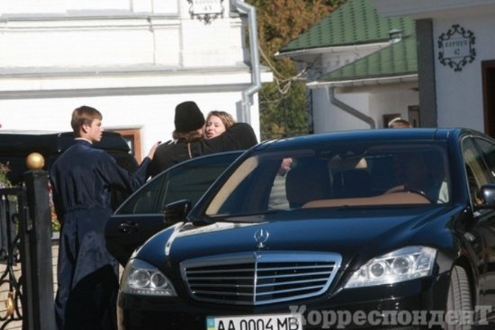 Московський священик у Києві силою відібрав мобільник у журналістки. ФОТО