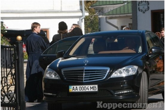 Московський священик у Києві силою відібрав мобільник у журналістки. ФОТО