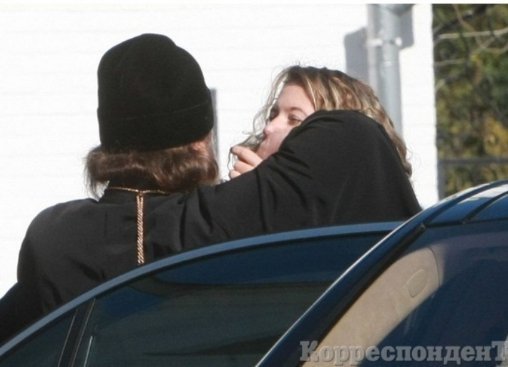 Московський священик у Києві силою відібрав мобільник у журналістки. ФОТО