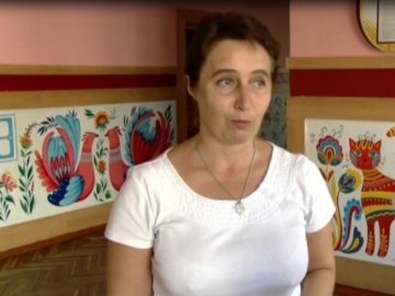 У Луцьку вчителька розмалювала школу. ВІДЕО