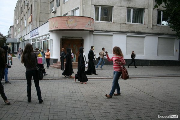 По Луцьку ходила «чортівня» з картинами. ФОТО