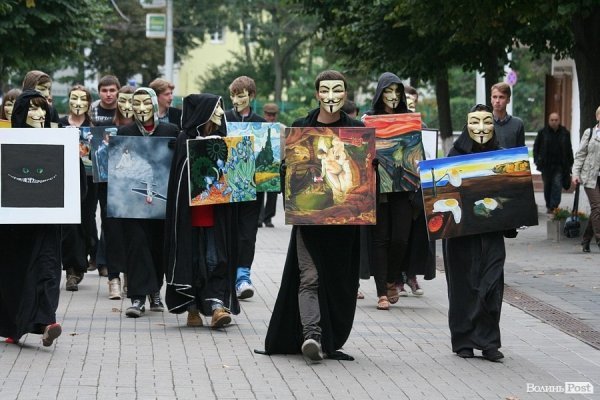 По Луцьку ходила «чортівня» з картинами. ФОТО