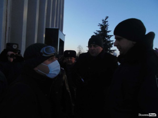 Гузь вимагає в міліціонера показати посвідчення