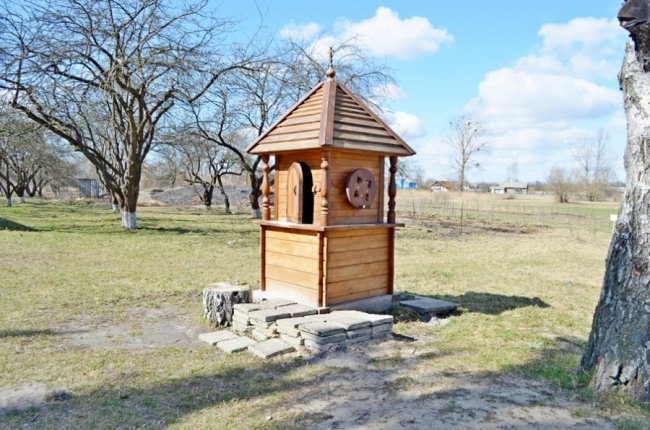На Волині селяни допомогли священнику облагородити криницю і храм. ФОТО