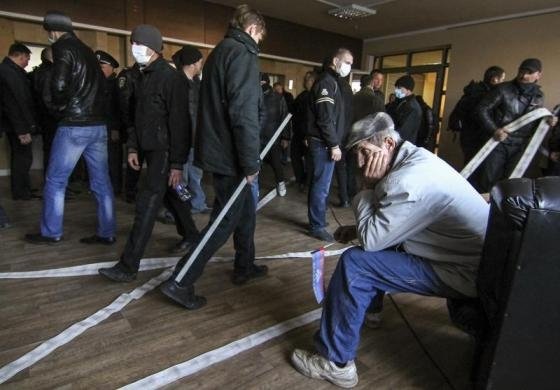 Як «туристи Путіна» захоплювали адмінбудівлі на сході України. ФОТО