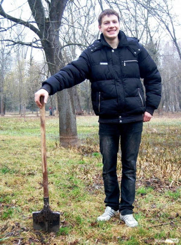 У Центральному парку Луцька чиновники і молодь садили дерева
