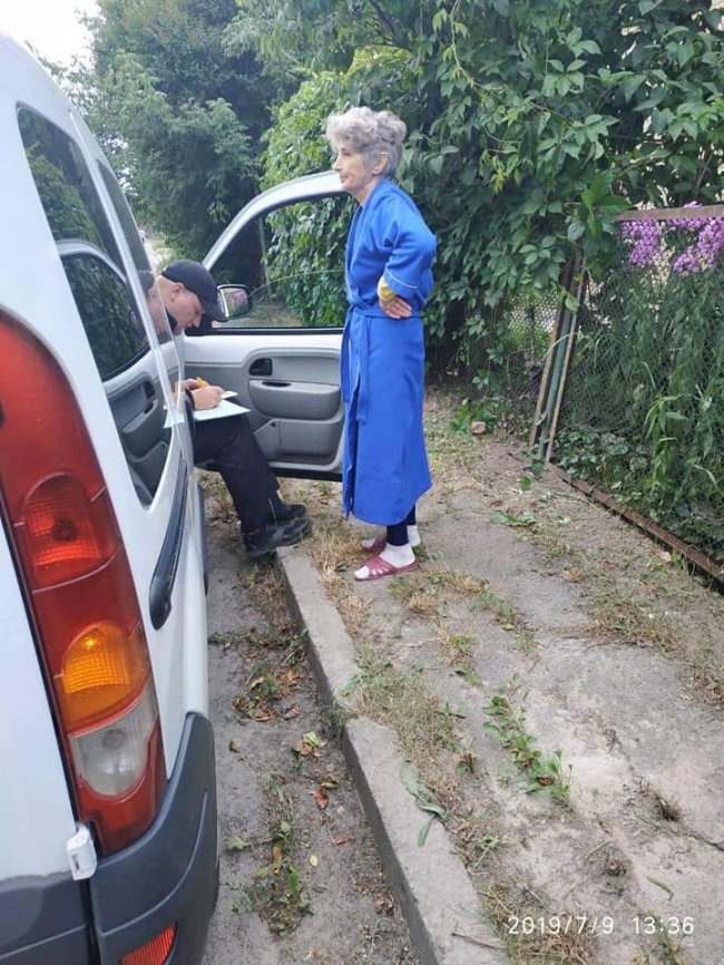 У Луцьку «на гарячому»  зловили жінку, яка зливала фекалії на вулиці. ФОТО