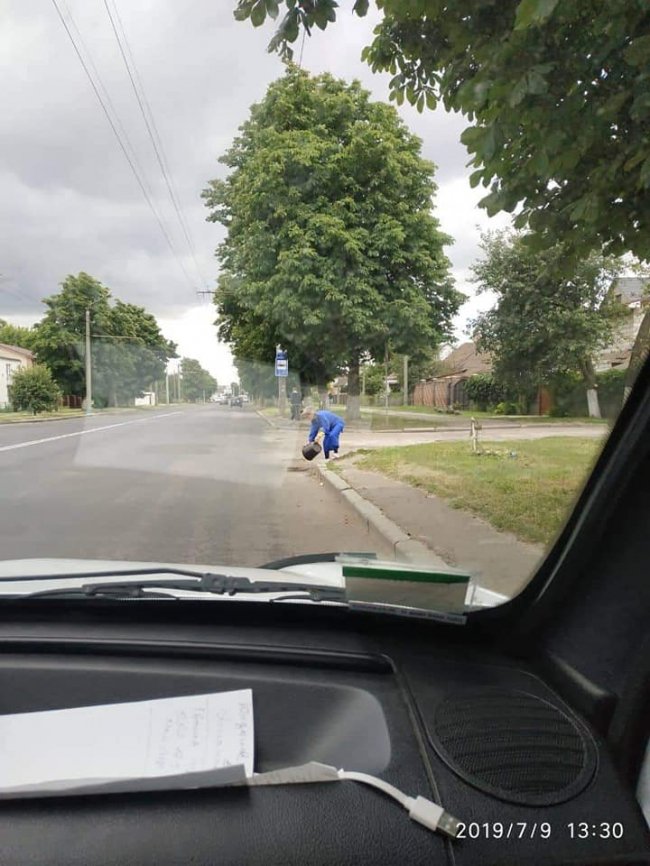 У Луцьку «на гарячому»  зловили жінку, яка зливала фекалії на вулиці. ФОТО