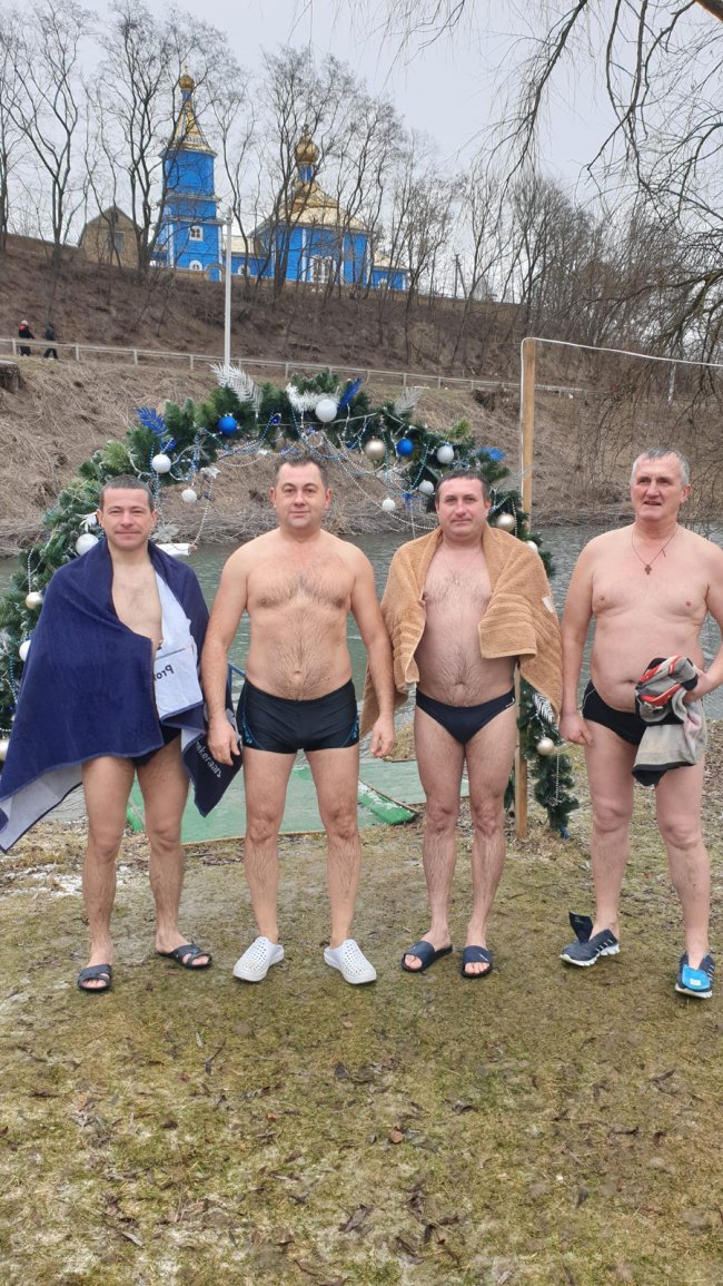 Як відомі волиняни пірнали у крижану воду. ФОТО