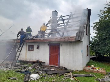 На Волині блискавка підпалила будівлю. ФОТО