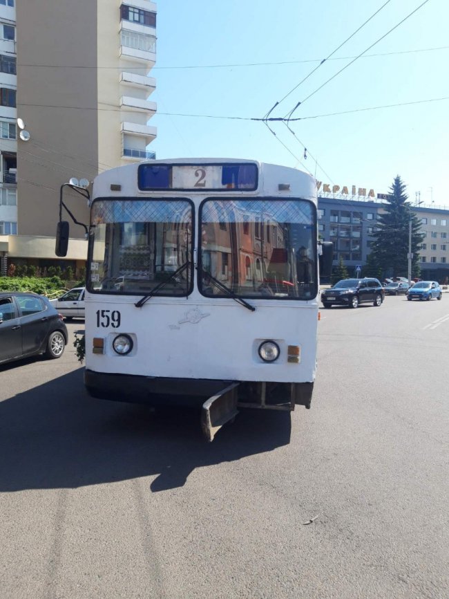У Луцьку водійка Audi хотіла «проскочити» та пошкодила тролейбусу бампер. ФОТО