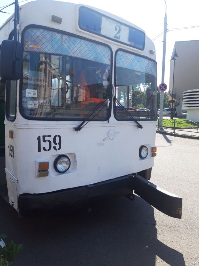 У Луцьку водійка Audi хотіла «проскочити» та пошкодила тролейбусу бампер. ФОТО