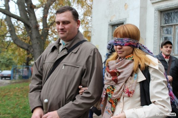 Учасникам-журналістам зав'язували очі