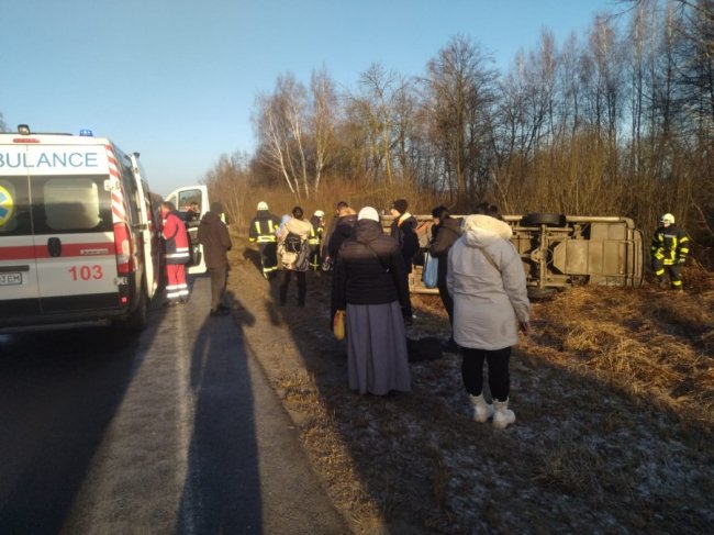 На Волині маршрутка злетіла з дороги та перекинулася