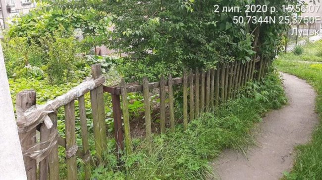  Нібито приватні території: мешканців луцьких багатоповерхівок змушують демонтувати незаконні паркани, городи і шини з квітами 