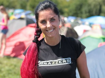 Рожеве волосся і чоловіки у спідницях: яскраві люди на «Бандерштаті». ФОТО 