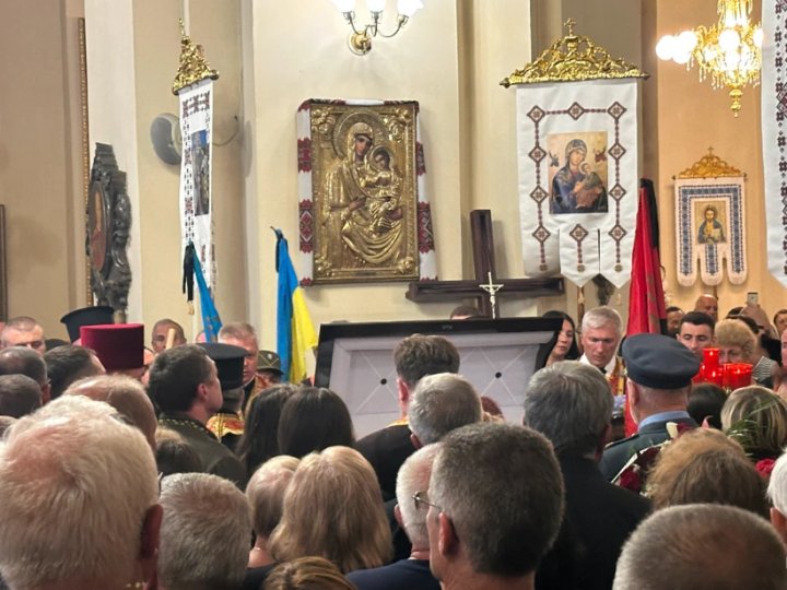 У Львові триває прощання з Андрієм Парубієм, в Києві також зібралися сотні людей. ФОТО