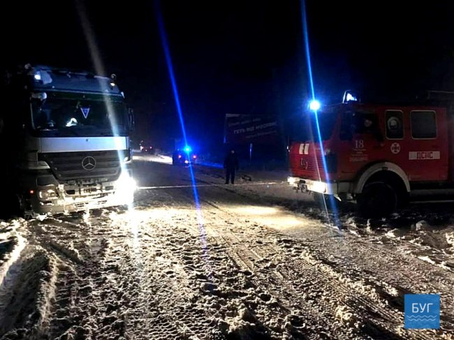 На Волині через негоду фура злетіла з дороги. ФОТО