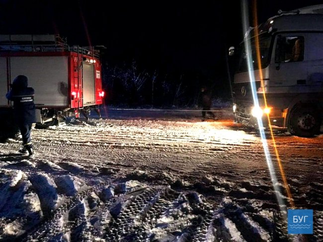 На Волині через негоду фура злетіла з дороги. ФОТО