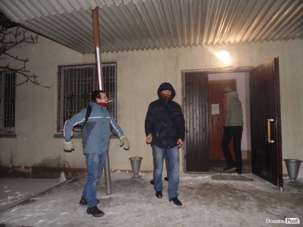 В облозі Автомайдану: у Луцьку ВВшникам заблокували виїзд з частини. ФОТО