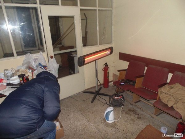 В облозі Автомайдану: у Луцьку ВВшникам заблокували виїзд з частини. ФОТО