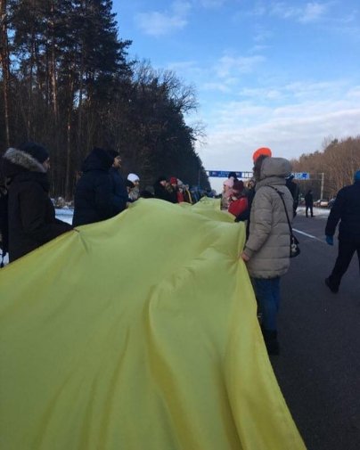 «Живий ланцюг» на дві області: Рівненщина та Волинь об'єднались прапором. ФОТО