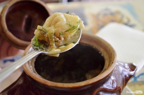 Пельмені в горщику з грибним соусом