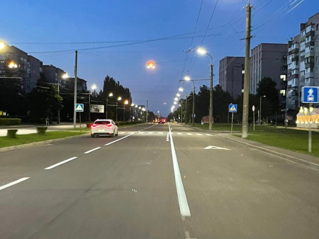 У Луцьку на Соборності наносять довговічну розмітку. ФОТО