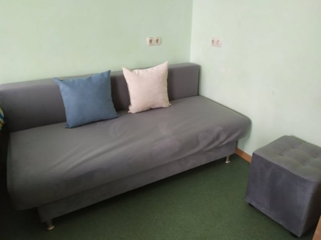 Учні Рованцівської школи подарували меблі онкогематологічному центру