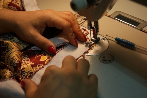 Лучанка, перешиваючи одяг, заробляє до 8 тисяч. ФОТО