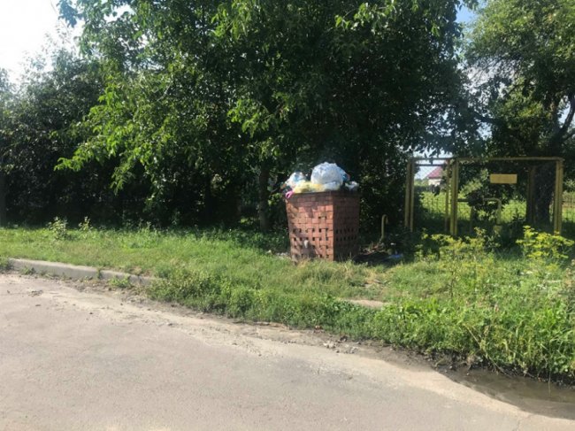 Нестерпний сморід у місті: в Устилузі комунальники два тижні не вивозять сміття. ФОТО