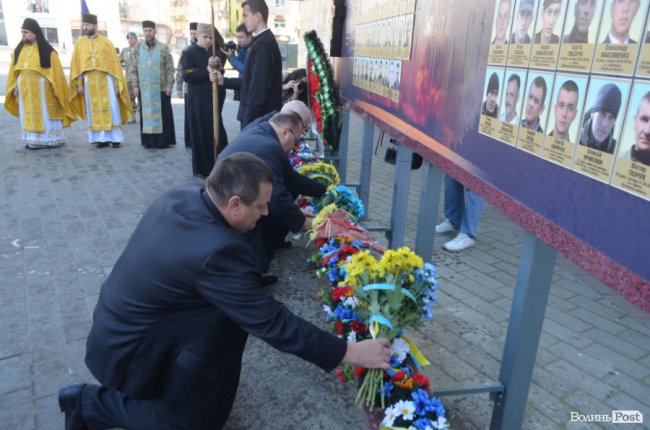 Із квітами та на колінах: у Луцьку вшанували полеглих захисників. ФОТО