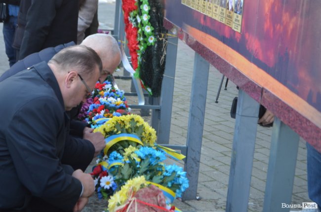 Із квітами та на колінах: у Луцьку вшанували полеглих захисників. ФОТО