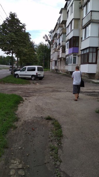 Мешканці вулиці в Луцьку бояться руйнування будинків через просідання асфальту